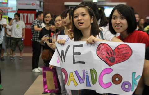 Xếp hàng, háo hứng ngóng chờ David Cook. (Theo VNN)
