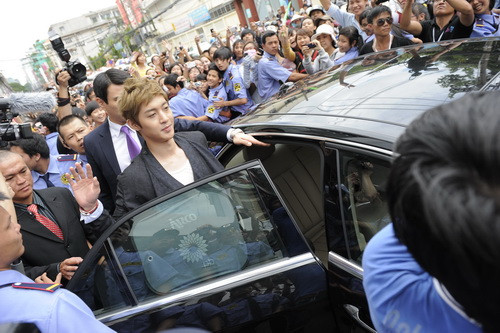 Kim Hyun Joong luôn bị fan vây kín ở Việt Nam. (Ảnh: Lữ Đắc Long) Kim Hyun Joong luôn bị fan vây kín ở Việt Nam. (Ảnh: Lữ Đắc Long)