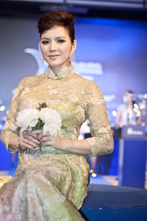 Trên gam màu chủ đạo là xanh nhạt, tà áo bên phải của bộ áo dài có màu hồng nhạt. Phần cổ áo cũng có hai màu xanh - hồng tạo sự cân xứng hài hòa