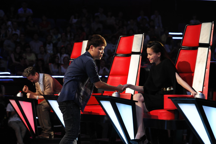 Tươi cười bắt tay thí sinh. Tươi cười bắt tay thí sinh.