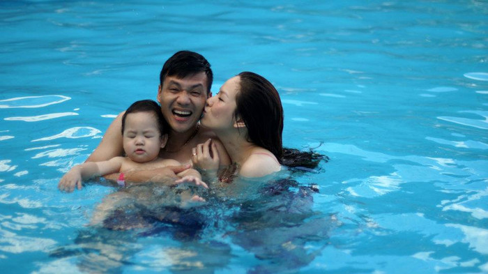 Nhìn sự hạnh phúc của cặp đôi trai tài, gái sắc này ai cũng chúc mừng và mong họ sẽ mãi hạnh phúc như bây giờ. (Theo Tiin) Nhìn sự hạnh phúc của cặp đôi trai tài, gái sắc này ai cũng chúc mừng và mong họ sẽ mãi hạnh phúc như bây giờ. (Theo Tiin)
