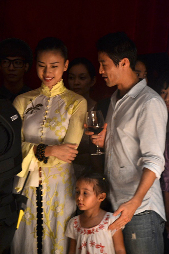 Đôi lúc còn giữ khoảng cách nhưng khi ánh đèn sân khấu tắt cả hai vui vẻ, trò chuyện. Dù đã bị đồn là một cặp 'phim giả tình thật' từ khá lâu nhưng Thanh Vân và Johnny Trí Nguyễn vẫn một mực phủ nhận.(Theo Đất Việt)