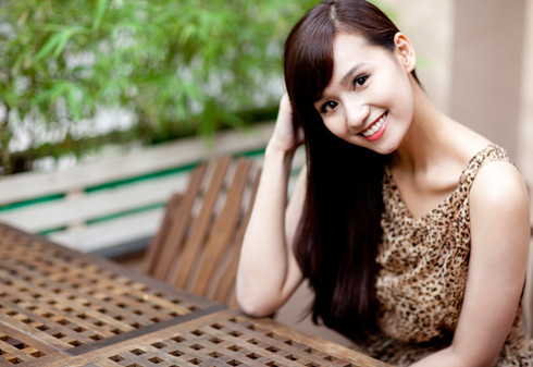 Gần 30 tuổi, lại có chồng hơn gần một giáp nhưng Lã Thanh Huyền cho biết cô chưa vội có con, vẫn muốn tận hưởng cuộc sống lứa đôi, theo đuổi những mục tiêu của tuổi trẻ. Gần 30 tuổi, lại có chồng hơn gần một giáp nhưng Lã Thanh Huyền cho biết cô chưa vội có con, vẫn muốn tận hưởng cuộc sống lứa đôi, theo đuổi những mục tiêu của tuổi trẻ.