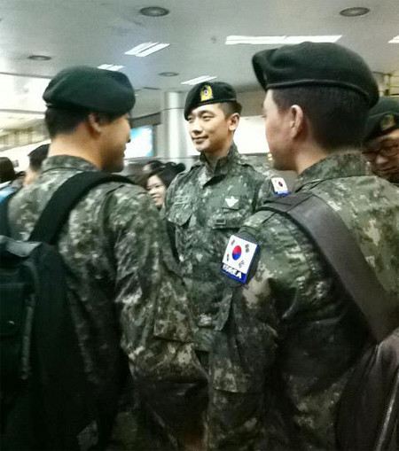 Bi Rain bất ngờ xuất hiện trong bộ trang phục của người lính Hàn Quốc mỉm cười chào người hâm mộ. (VNE) Bi Rain bất ngờ xuất hiện trong bộ trang phục của người lính Hàn Quốc mỉm cười chào người hâm mộ. (VNE)