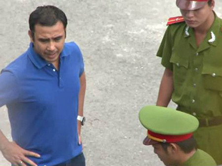 Lần này, thấy MC Quyền Linh bị lâm vào hoàn cảnh tương tự, diễn viên hài Quang Thắng càng bức xúc. Cá nhân Quang Thắng cho biết nếu camera giấu kín phát sóng hình ảnh của anh, anh sẽ kiện. (Theo Tiền Phong) Lần này, thấy MC Quyền Linh bị lâm vào hoàn cảnh tương tự, diễn viên hài Quang Thắng càng bức xúc. Cá nhân Quang Thắng cho biết nếu camera giấu kín phát sóng hình ảnh của anh, anh sẽ kiện. (Theo Tiền Phong)