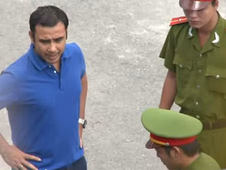 Lần này, thấy MC Quyền Linh bị lâm vào hoàn cảnh tương tự, diễn viên hài Quang Thắng càng bức xúc. Cá nhân Quang Thắng cho biết nếu camera giấu kín phát sóng hình ảnh của anh, anh sẽ kiện. (Theo Tiền Phong)