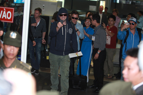 Vì lí do thời tiết nên chuyến bay của Westlife từ Hồng Kông đến Hà Nội bị trễ 45 phút so với dự kiến. Nhưng sự xuất hiện tươi cười thân thiện của các chàng trai Westlife khiến fan Việt càng thêm cuồng nhiệt, hò reo, cổ vũ. (Ảnh: 24h) Vì lí do thời tiết nên chuyến bay của Westlife từ Hồng Kông đến Hà Nội bị trễ 45 phút so với dự kiến. Nhưng sự xuất hiện tươi cười thân thiện của các chàng trai Westlife khiến fan Việt càng thêm cuồng nhiệt, hò reo, cổ vũ. (Ảnh: 24h)