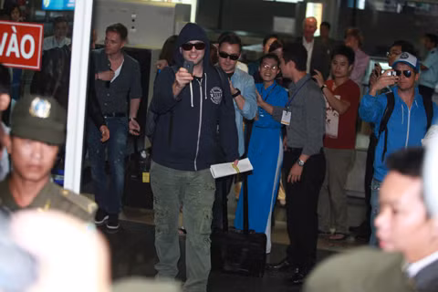 Vì lí do thời tiết nên chuyến bay của Westlife từ Hồng Kông đến Hà Nội bị trễ 45 phút so với dự kiến. Nhưng sự xuất hiện tươi cười thân thiện của các chàng trai Westlife khiến fan Việt càng thêm cuồng nhiệt, hò reo, cổ vũ. (Ảnh: 24h)