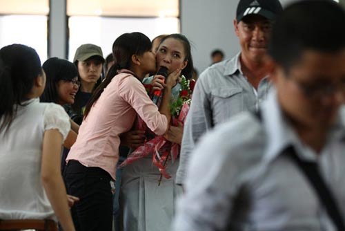Mỹ Tâm 'mắt chữ A miệng chữ O' trước 'nụ hôn bất ngờ'. Mỹ Tâm 'mắt chữ A miệng chữ O' trước 'nụ hôn bất ngờ'.