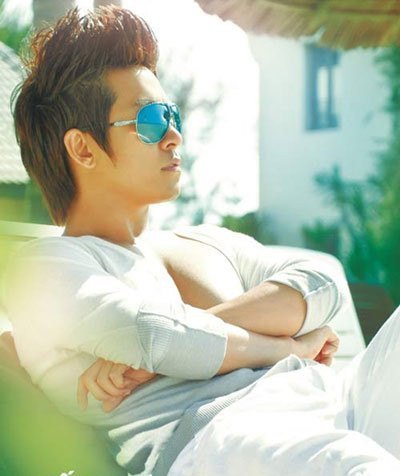 Ở tuổi 35, Tuấn Hưng chia sẻ: "Tôi cảm thấy may mắn vì đã từng yêu được những người bạn gái xinh đẹp. Nhưng tôi vẫn chưa may mắn có được một người vợ như ý nên tôi cũng ghen tỵ với những người đàn ông đã yên bề gia thất". Ở tuổi 35, Tuấn Hưng chia sẻ: "Tôi cảm thấy may mắn vì đã từng yêu được những người bạn gái xinh đẹp. Nhưng tôi vẫn chưa may mắn có được một người vợ như ý nên tôi cũng ghen tỵ với những người đàn ông đã yên bề gia thất".