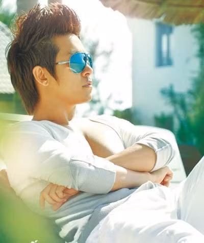 Ở tuổi 35, Tuấn Hưng chia sẻ: "Tôi cảm thấy may mắn vì đã từng yêu được những người bạn gái xinh đẹp. Nhưng tôi vẫn chưa may mắn có được một người vợ như ý nên tôi cũng ghen tỵ với những người đàn ông đã yên bề gia thất". Ở tuổi 35, Tuấn Hưng chia sẻ: "Tôi cảm thấy may mắn vì đã từng yêu được những người bạn gái xinh đẹp. Nhưng tôi vẫn chưa may mắn có được một người vợ như ý nên tôi cũng ghen tỵ với những người đàn ông đã yên bề gia thất".