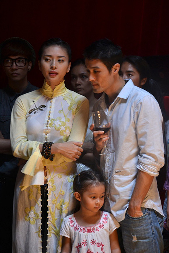 Ngô Thanh Vân thân mật, trò chuyện với Johnny Trí Nguyễn khi cả hai cùng đến tham gia buổi giới thiệu Bộ sưu tập mới của nhà thiết kế Thanh Lâm.