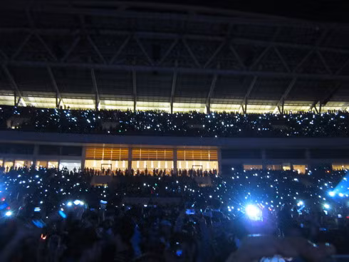 Giây phút xúc động khi Westlife hát 'You raise me up' và muốn khán giả để sáng màn hình điện thoại rồi giơ cao tay lên. Cả sân vận động Mỹ Đình ngập tràn trong ánh sáng lung linh, huyền ảo. (Ảnh: VNE)