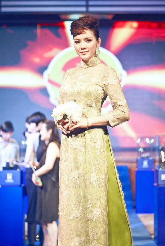 Lý Nhã Kỳ hào hứng kể về người đàn ông của mình: "Khi đã yêu chúng tôi tin tưởng tuyệt đối ở nhau nên những cảnh trong phim là chuyện rất bình thường. Mặc dù đôi khi nếu xem ở rạp mà thấy người yêu mình đóng cảnh nóng chắc chắn sẽ không tránh được khó chịu. Nhưng tôi biết cách cho anh ấy thấy sự chân thành, chung tình của mình". Lý Nhã Kỳ hào hứng kể về người đàn ông của mình: "Khi đã yêu chúng tôi tin tưởng tuyệt đối ở nhau nên những cảnh trong phim là chuyện rất bình thường. Mặc dù đôi khi nếu xem ở rạp mà thấy người yêu mình đóng cảnh nóng chắc chắn sẽ không tránh được khó chịu. Nhưng tôi biết cách cho anh ấy thấy sự chân thành, chung tình của mình".