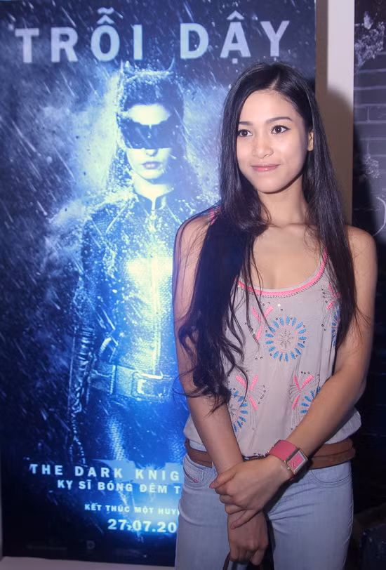 Cô gái có gương mặt rất xinh và vóc dáng "chuẩn" Nhung Kate được cho là bạn gái mới của Johnny Trí Nguyễn. Cô được khán giả biết đến qua bộ phim 'Bà nội không thích ăn pizza', đóng chung cùng Danh Tùng. Ngoài ra, cô gái trẻ xinh năm 1989 này còn tham gia làm người mẫu, MC. (Theo X-Zone)