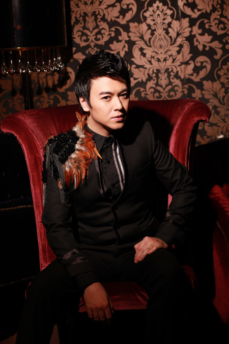 "Mỗi khi bầu sô gọi đến tôi đều cẩn thận hỏi lại họ cần ca sĩ Phan Anh hay MC Phan Anh. Nếu họ nhầm, tôi sẽ cho họ ngay số bạn mình. MC Phan Anh cũng hay kể cho tôi những trường hợp tương tự" , ca sĩ Phan Anh phân trần. (Theo VNE) "Mỗi khi bầu sô gọi đến tôi đều cẩn thận hỏi lại họ cần ca sĩ Phan Anh hay MC Phan Anh. Nếu họ nhầm, tôi sẽ cho họ ngay số bạn mình. MC Phan Anh cũng hay kể cho tôi những trường hợp tương tự" , ca sĩ Phan Anh phân trần. (Theo VNE)