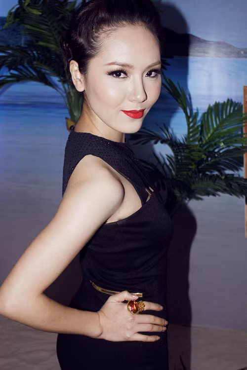 Đây là hình ảnh mới nhất của Phương Linh khi tham gia một sự kiện gần đây. Có một số ý kiến cho rằng Phương Linh đã dùng đến dao kéo để có một chiếc mũi cao hơn, thẳng hơn làm khuôn mặt cô thêm phần thanh tú.