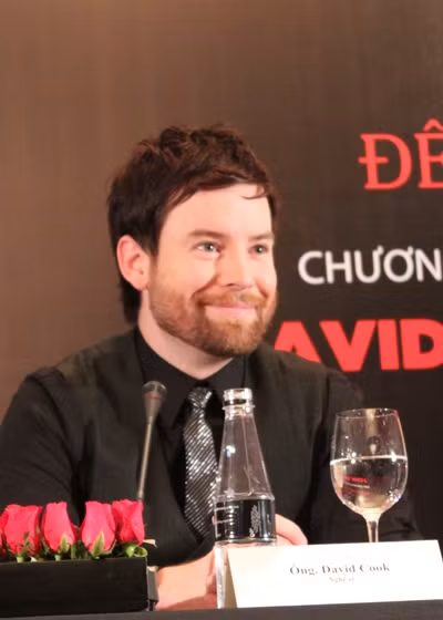 Vào buổi chiều ngày hôm sau, David cook đã có một buổi họp báo cùng với chương trình mà mình sẽ tham gia biểu diễn ở Việt Nam. Vẫn là phong cách điềm đạm lịch sự thường thấy nhưng anh lại cười rất vui vẻ, thoải mái khi có nữ phóng viên nói rất hâm mộ anh. (Ảnh: 2sao)