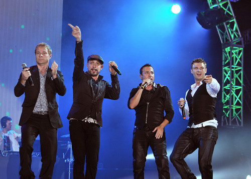 BSB liên tục gọi tên Việt Nam khiến khán giả càng thêm cuồng nhiệt. Trong suốt 2 tiếng đồng hồ, sân vận động quân khu 7 dường như muốn nổ tung cùng những tiếng reo hò, cổ vũ của người hâm mộ. (Ảnh: Lý Võ Phú Hưng)