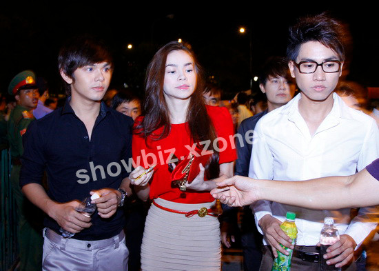 Hồ Ngọc Hà đi xem cùng với 'đàn em' nhóm V-Music. (Ảnh: Xzone)