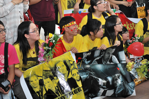 Người hâm mộ xếp thành hàng dài ngồi đợi trong 3 tiếng để được gặp ban nhạc nổi tiếng thế giới BSB trong 2 phút. (Ảnh: Lý Võ Phú Hưng)