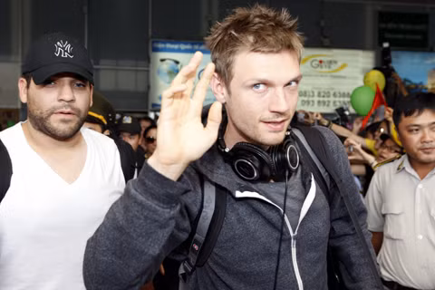 Nick xuất hiện và vẫy chào khiến nhiều bạn nữ ngỡ ngàng: "Anh ấy vẫn đẹp trai như xưa". (Theo VNE)