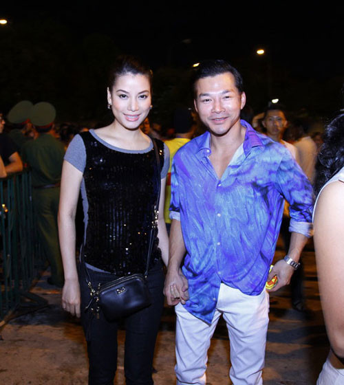 Vợ chồng Trương Ngọc Ánh - Trần Bảo Sơn nắm tay nhau đi xem. (Ảnh: Lý Võ Phú Hưng)