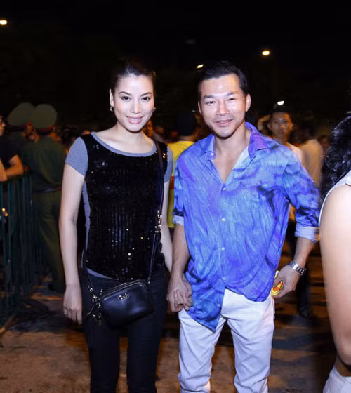 Vợ chồng Trương Ngọc Ánh - Trần Bảo Sơn nắm tay nhau đi xem. (Ảnh: Lý Võ Phú Hưng)
