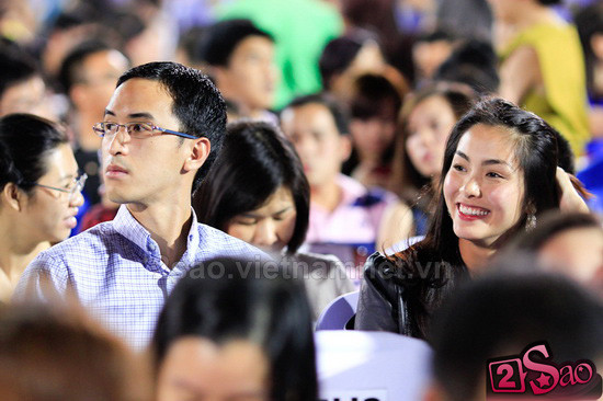 Rất nhiều sao Việt cũng nô nức đi xem BSB biểu diễn. Sau khi cùng bạn trai đến xem đêm nhạc của BSB, Tăng Thanh Hà cho biết đây đúng là một chương trình mang tầm cỡ quốc tế. Cô còn muốn giá như không có ghế ngồi, tất cả đều đứng để được cháy hết mình với âm nhạc của BSB. (Ảnh: 2sao)