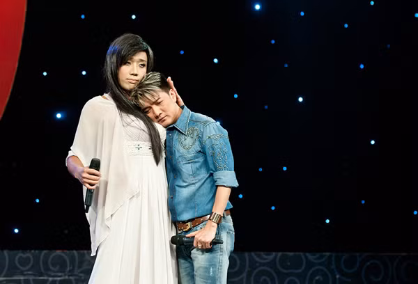 Trấn Thành cho biết anh hóa trang thành ca sĩ Hồng Ngọc - người em thân thiết của Mr. Đàm. Trong phần song ca anh cũng nhái giọng của Hồng Ngọc cực chuẩn khiến Đàm Vĩnh Hưng vô cùng ngạc nhiên