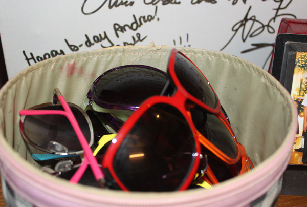 Những chiếc kính màu sắc được đặt trong một chiếc hộp. Những chiếc kính màu sắc được đặt trong một chiếc hộp.