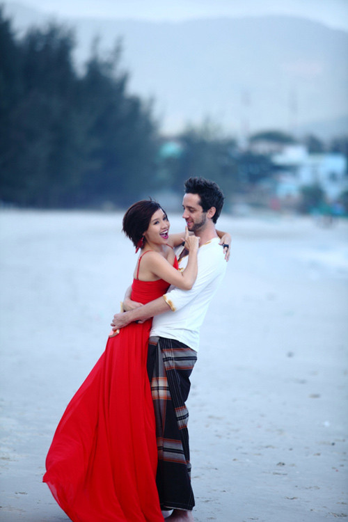 Mai Khôi cho biết cô đang hạnh phúc tràn trề với anh người yêu ngoại quốc, cô chỉ muốn hét lên cho cả thế giới biết mình đang hạnh phúc. Mai Khôi nói người yêu cô có thể hôn cô 200 lần một ngày.