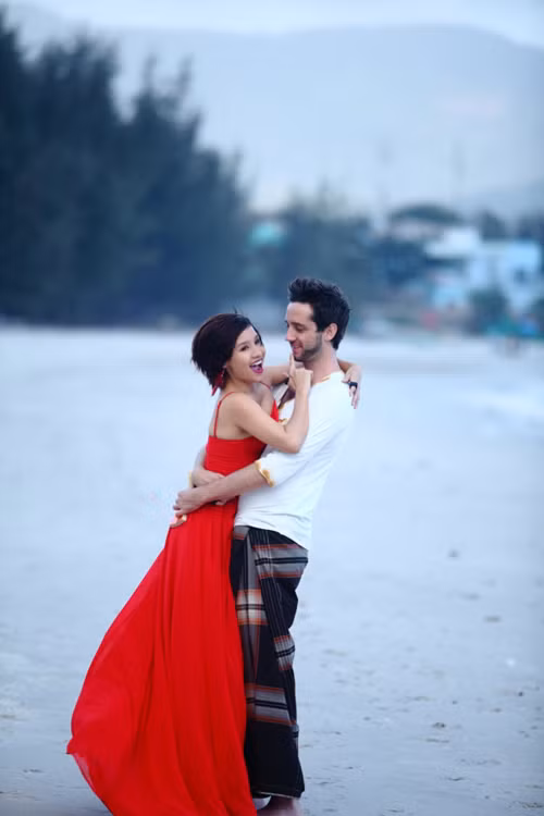 Mai Khôi cho biết cô đang hạnh phúc tràn trề với anh người yêu ngoại quốc, cô chỉ muốn hét lên cho cả thế giới biết mình đang hạnh phúc. Mai Khôi nói người yêu cô có thể hôn cô 200 lần một ngày.