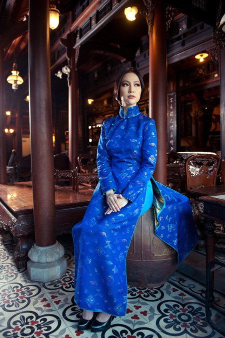 Bụng bầu của Thúy Nga được che khéo léo sau lớp áo rộng. Từ cử chỉ đến ánh mắt của cô đều toát lên vẻ thùy mị, đoan trang. (Theo VNE) Bụng bầu của Thúy Nga được che khéo léo sau lớp áo rộng. Từ cử chỉ đến ánh mắt của cô đều toát lên vẻ thùy mị, đoan trang. (Theo VNE)