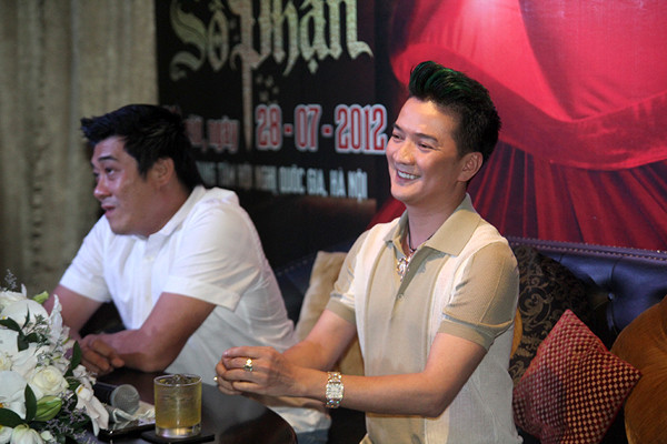 Trong buổi họp báo giới thiệu liveshow số phận tại Hà Nội, Đàm Vĩnh Hưng tiết lộ anh sẽ mang 500 con bướm thật lên sân khấu. Theo lời Mr. Đàm, bởi từ lâu anh đã rất thích hình ảnh những con bướm nên quyết định phải lùng sục bằng được số bướm khủng lồ để phục vụ đêm diễn. Trong buổi họp báo giới thiệu liveshow số phận tại Hà Nội, Đàm Vĩnh Hưng tiết lộ anh sẽ mang 500 con bướm thật lên sân khấu. Theo lời Mr. Đàm, bởi từ lâu anh đã rất thích hình ảnh những con bướm nên quyết định phải lùng sục bằng được số bướm khủng lồ để phục vụ đêm diễn.