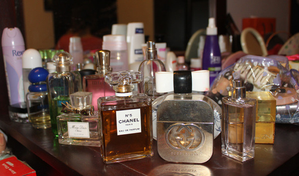 Trên bàn trang điểm của An, các lọ nước hoa được bày la liệt. Trên bàn trang điểm của An, các lọ nước hoa được bày la liệt.