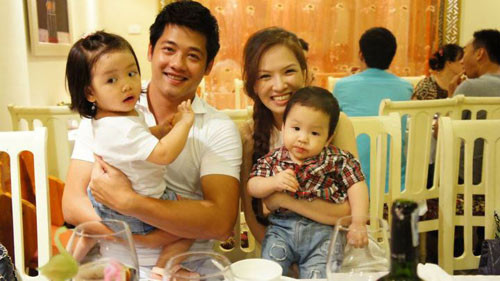 Diễn viên, người mẫu Khải Anh cũng đưa con gái đến chúc mừng quý tử nhà Đan Lê. (Theo GDVN) Diễn viên, người mẫu Khải Anh cũng đưa con gái đến chúc mừng quý tử nhà Đan Lê. (Theo GDVN)