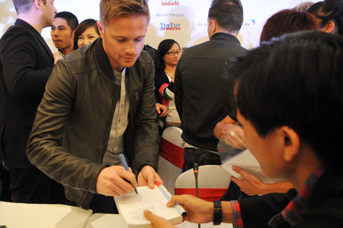 Vội vàng kí tặng fan hâm mộ. (Ảnh: VNE) Vội vàng kí tặng fan hâm mộ. (Ảnh: VNE)