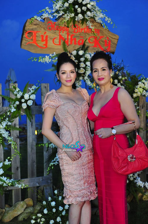 Buổi tiệc được chia thành 4 ngày với những hoạt động nghỉ dưỡng dành cho 140 quan khách trong đó có nhiều thương gia đến từ Hàn Quốc, Hong Kong, Singapore...(Theo Ngôi sao)