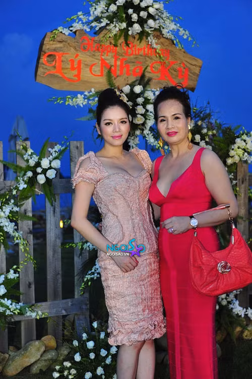 Buổi tiệc được chia thành 4 ngày với những hoạt động nghỉ dưỡng dành cho 140 quan khách trong đó có nhiều thương gia đến từ Hàn Quốc, Hong Kong, Singapore...(Theo Ngôi sao)