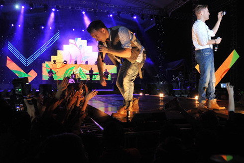 Thân thiện giao lưu, chụp ảnh khán giả. Chưa bao giờ fan Việt được ở gần thần tượng của mình đến thế, cùng ca sĩ mình yêu thích hát hết ca khúc này đến ca khúc khác. (Ảnh: Hoàng Hà) Thân thiện giao lưu, chụp ảnh khán giả. Chưa bao giờ fan Việt được ở gần thần tượng của mình đến thế, cùng ca sĩ mình yêu thích hát hết ca khúc này đến ca khúc khác. (Ảnh: Hoàng Hà)