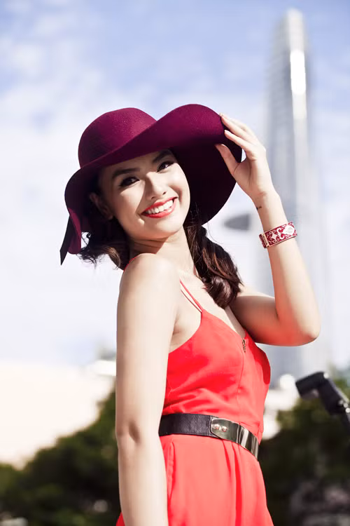 Hồng Quế nói về những scandal đã qua: "Scandal trong thời gian vừa rồi ảnh hưởng rất nhiều đến hình ảnh và công việc của tôi. Tôi muốn gửi lời xin lỗi chân thành đến những người đã yêu mến và ủng hộ tôi. Bây giờ tôi sẽ làm lại từ đầu. Tôi sẽ như một tờ giấy trắng và mỗi ngày viết lên một trang sạch sẽ".