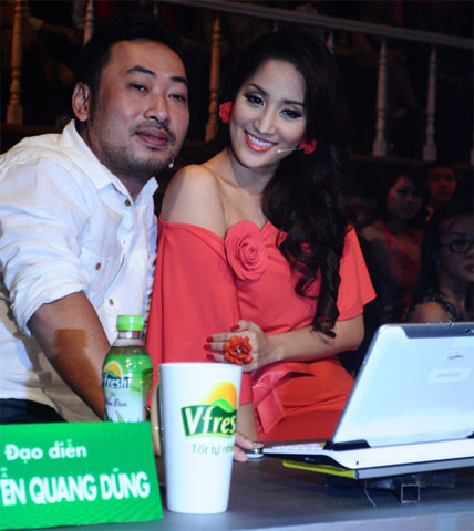 Sau khi phủ nhận tin đồn kết hôn vào cuối năm với Dũng khùng, Khánh Thi đã thừa nhận:"Chúng tôi thích nhau đã 3 năm rồi, ngay từ khi làm Bước nhảy hoàn vũ mùa đầu tiên, lần đầu gặp đã có tình cảm với nhau. Lúc đó, anh ấy có bạn gái nhưng cái phiêu của hai đứa với nhau là có". Sau khi phủ nhận tin đồn kết hôn vào cuối năm với Dũng khùng, Khánh Thi đã thừa nhận:"Chúng tôi thích nhau đã 3 năm rồi, ngay từ khi làm Bước nhảy hoàn vũ mùa đầu tiên, lần đầu gặp đã có tình cảm với nhau. Lúc đó, anh ấy có bạn gái nhưng cái phiêu của hai đứa với nhau là có".