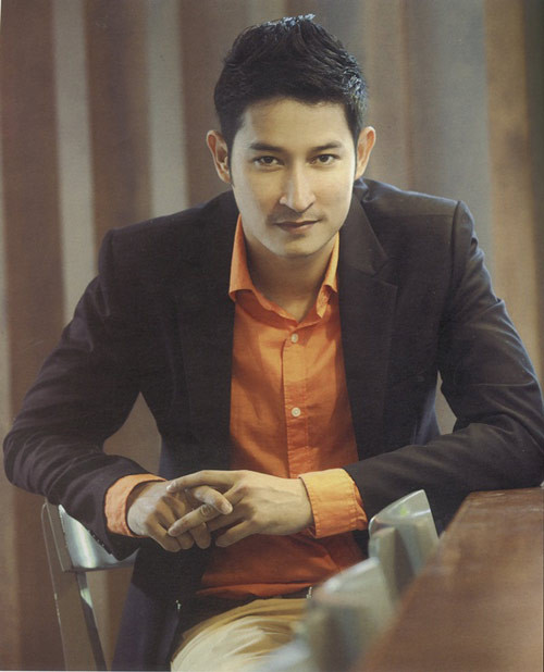 Huy Khánh vui vẻ nói về cuộc sống mới của mình: "Chưa bao giờ tôi thấy mình tự tin như lúc này. Mấy năm trước tôi có thể vì ham chơi, thích bay nhảy nên chần chừ chuyện lập gia đình. Còn bây giờ tôi có công việc ổn định, khả năng kiếm tiền, chững chạc hơn. Nói cách khác tôi có mọi thứ mà người đàn ông ở tuổi này mong muốn. Điều cần nhất bây giờ là an cư lập nghiệp. Người đàn ông nếu không có mái ấm gia đình đàng hoàng sẽ không thể lập nghiệp được. Tôi hạnh phúc đủ đầy, nhất là tình yêu và con cái". Huy Khánh vui vẻ nói về cuộc sống mới của mình: "Chưa bao giờ tôi thấy mình tự tin như lúc này. Mấy năm trước tôi có thể vì ham chơi, thích bay nhảy nên chần chừ chuyện lập gia đình. Còn bây giờ tôi có công việc ổn định, khả năng kiếm tiền, chững chạc hơn. Nói cách khác tôi có mọi thứ mà người đàn ông ở tuổi này mong muốn. Điều cần nhất bây giờ là an cư lập nghiệp. Người đàn ông nếu không có mái ấm gia đình đàng hoàng sẽ không thể lập nghiệp được. Tôi hạnh phúc đủ đầy, nhất là tình yêu và con cái".