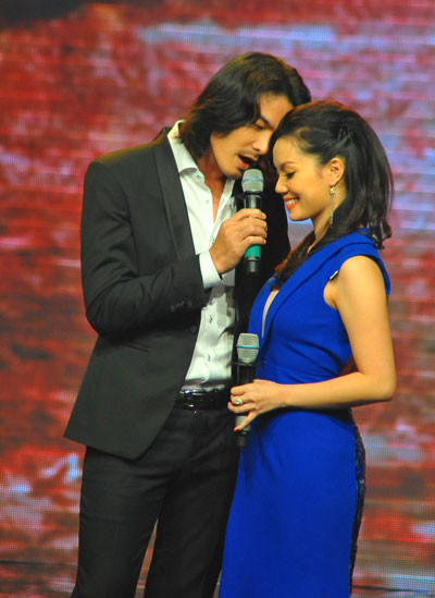 Vẫn giống như nhiều lần trước, gái một con Ngọc Anh đầy nồng nàn, quyến rũ bên 'phi công trẻ' Ngọc Ngoan lịch lãm, điển trai. Đây chính là cặp đôi đạt giải ba chương trình truyền hình thực tế 'Cặp đôi hoàn hảo'. (Theo VNE) Vẫn giống như nhiều lần trước, gái một con Ngọc Anh đầy nồng nàn, quyến rũ bên 'phi công trẻ' Ngọc Ngoan lịch lãm, điển trai. Đây chính là cặp đôi đạt giải ba chương trình truyền hình thực tế 'Cặp đôi hoàn hảo'. (Theo VNE)