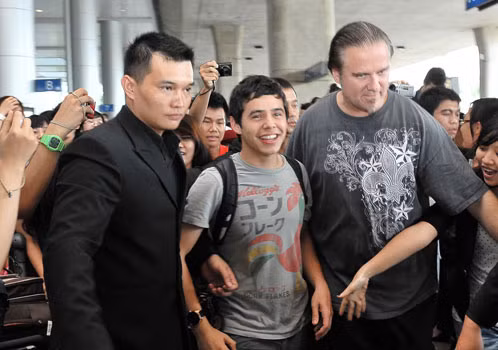 Hoàng tử bé vô cùng thân thiện, dù bị vây kín nhưng vẫn tươi cười với các fan Việt. (Theo VNE) Hoàng tử bé vô cùng thân thiện, dù bị vây kín nhưng vẫn tươi cười với các fan Việt. (Theo VNE)