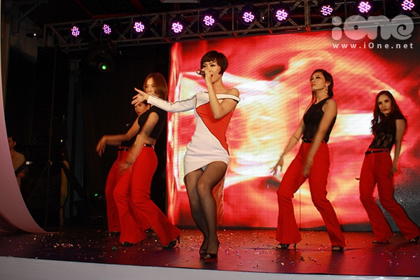 Trong khi biểu diễn một sự kiện gần đây ở TP. Hồ Chí Minh, Trà My mặc một bộ váy có đằng trước quá ngắn khiến mọi cử động của cô đều làm khán giả đỏ mặt. Trong khi biểu diễn một sự kiện gần đây ở TP. Hồ Chí Minh, Trà My mặc một bộ váy có đằng trước quá ngắn khiến mọi cử động của cô đều làm khán giả đỏ mặt.