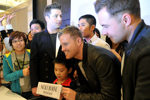 Nhà tổ chức Anh Tuấn và lực lượng vệ sĩ phải mất khá nhiều thời gian mới hộ tống được Westlife ra đến ôtô về khách sạn. (Ảnh: 24h) Nhà tổ chức Anh Tuấn và lực lượng vệ sĩ phải mất khá nhiều thời gian mới hộ tống được Westlife ra đến ôtô về khách sạn. (Ảnh: 24h)