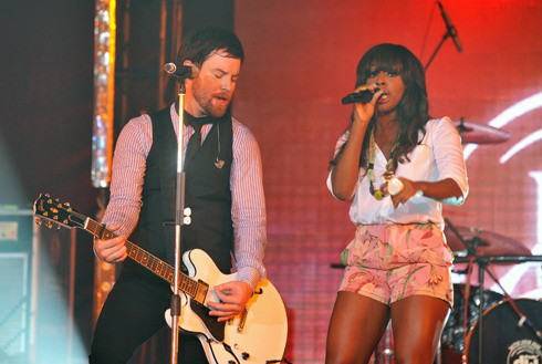 Thần tượng âm nhạc Mỹ còn song ca đầy bốc lửa cùng thần tượng âm nhạc nước Anh trên sân khấu ở Việt Nam. (Ảnh: VNE)