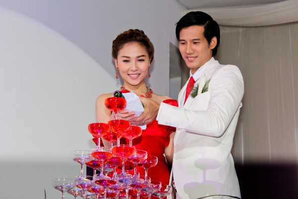 Thực ra đây chỉ là một cảnh quay trong bộ phim mà cả hai cùng tham gia. Trong phim, Thanh Thức - Quỳnh Thư rạng rỡ mừng đám cưới. (Theo Ngôi sao) Thực ra đây chỉ là một cảnh quay trong bộ phim mà cả hai cùng tham gia. Trong phim, Thanh Thức - Quỳnh Thư rạng rỡ mừng đám cưới. (Theo Ngôi sao)